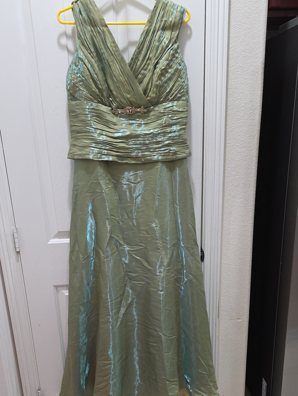 Elegant Sage Green V-Neck Evening Dress